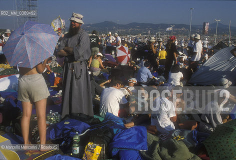 Rome, Tor Vergata, August 20, 2000. .Jubilee of young people, priest who speaks with a girl / Roma, Tor Vergata, 20 agosto 2000. Giubileo dei giovani, prete che parla con una ragazza - ©Marcello Mencarini/Rosebud2