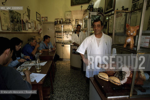 Rome, July 2000. Franco Fioravanti and his son Alessandro, owners of Er Buchetto, a little restaurant where to eat a porchetta panino for lunch (a sanwich with deboned pig layered with herbs, rolled up, and roasted) / Roma, luglio 2000. Franco Fioravanti e suo figlio Alessandro, proprietari del ristorante Er Buchetto, una piccola osteria aperta a pranzo, dove mangiare i tipici panini con la porchetta di Ariccia - ©Marcello Mencarini/Rosebud2