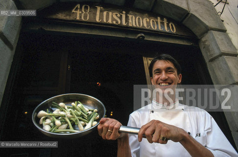 Rome, August 2000. Giuliano Brenna, chef of the restaurant Asinoccotto, at 48, via dei Vascellari in the Trastevere district / Roma, agosto 2000. Giuliano Brenna, chef del ristorante Asinocotto in via dei Vascellari 48, a Trastevere  - ©Marcello Mencarini/Rosebud2
