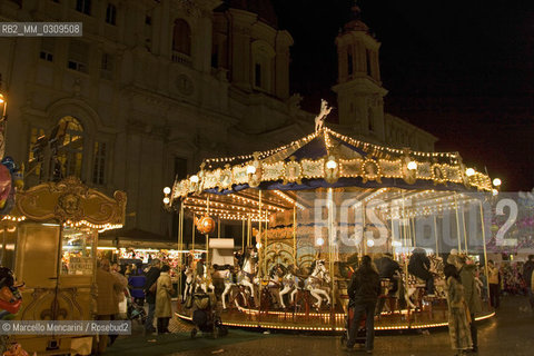 Rome, Piazza Navona Christmas Market. Carousel on the middle of the square / Roma, Mercato di Natale in piazza Navona. La giostra al centro della piazza - ©Marcello Mencarini/Rosebud2