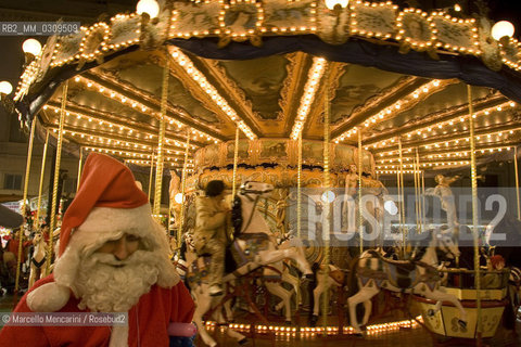 Rome, Piazza Navona Christmas Market. Carousel on the middle of the square / Roma, Mercato di Natale in piazza Navona. La giostra al centro della piazza - ©Marcello Mencarini/Rosebud2