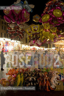 Rome, Piazza Navona Christmas Market. Air-balloons / Roma, Mercato di Natale in piazza Navona. Palloncini - ©Marcello Mencarini/Rosebud2