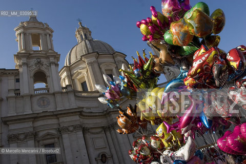 Rome, Piazza Navona Christmas Market Air balloons in front of the SantAgnese in Agone Church / Roma, Mercato di Natale in piazza Navona. Palloncini davanti alla chiesa di SantAgnese in Agone - ©Marcello Mencarini/Rosebud2