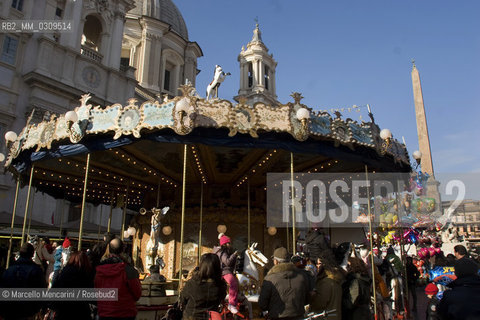 Rome, Piazza Navona Christmas Market. Carousel on the middle of the square / Roma, Mercato di Natale in piazza Navona. La giostra al centro della piazza - ©Marcello Mencarini/Rosebud2