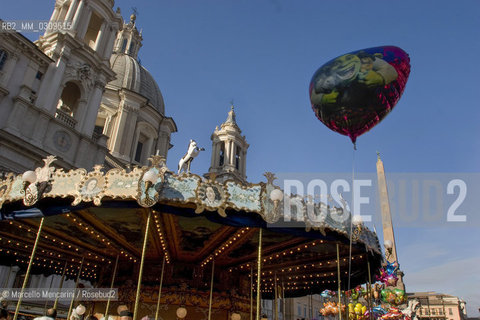 Rome, Piazza Navona Christmas Market. Carousel on the middle of the square / Roma, Mercato di Natale in piazza Navona. La giostra al centro della piazza - ©Marcello Mencarini/Rosebud2