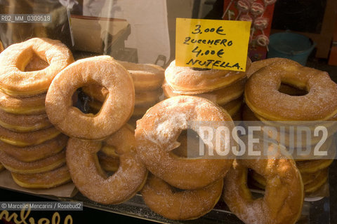 Rome, Piazza Navona Christmas Market. Doughnuts / Roma, Mercato di Natale in piazza Navona. Ciambelle - ©Marcello Mencarini/Rosebud2