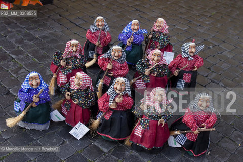 Rome, Piazza Navona Christmas Market. Befana / Roma, Mercato di Natale in piazza Navona, Befana - ©Marcello Mencarini/Rosebud2