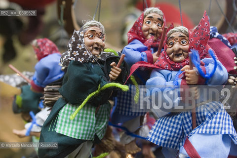Rome, Piazza Navona Christmas Market. Befana / Roma, Mercato di Natale in piazza Navona. Befana - ©Marcello Mencarini/Rosebud2