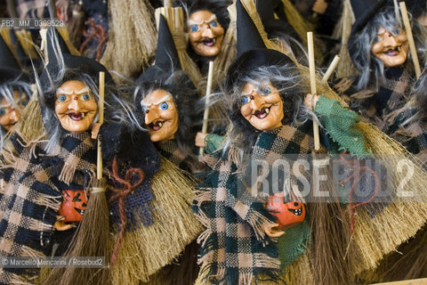 Rome, Piazza Navona Christmas Market. Befana / Roma, Mercato di Natale in piazza Navona. Befana - ©Marcello Mencarini/Rosebud2
