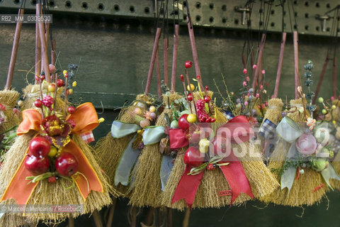Rome, Piazza Navona Christmas Market. Befanas brooms / Roma, Mercato di Natale in piazza Navona. Scope della Befana (scope scacciaguai) - ©Marcello Mencarini/Rosebud2