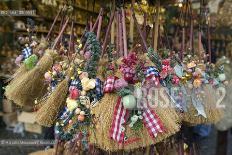 Rome, Piazza Navona Christmas Market. Befanas brooms / Roma, Mercato di Natale in piazza Navona. Scope della Befana (scope scacciaguai) - ©Marcello Mencarini/Rosebud2