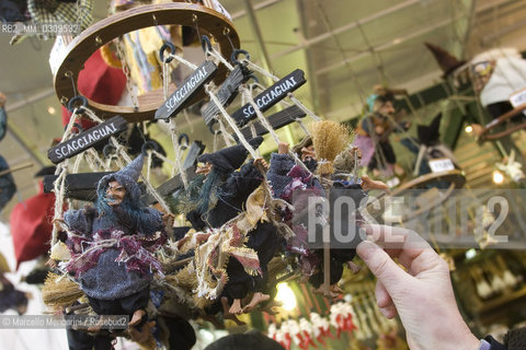 Rome, Piazza Navona Christmas Market. Befana / Roma, Mercato di Natale in piazza Navona. Befana - ©Marcello Mencarini/Rosebud2