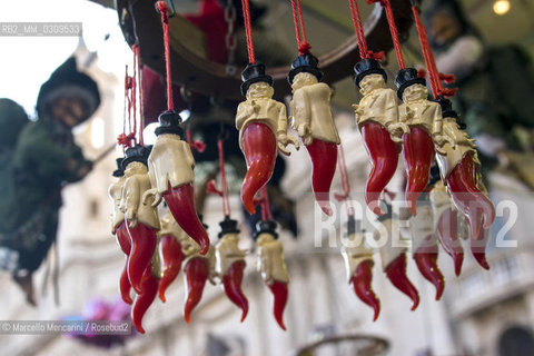 Rome, Piazza Navona Christmas Market. Good-luck charms / Roma, Mercato di Natale in piazza Navona. Cornetti portafortuna - ©Marcello Mencarini/Rosebud2