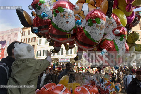 Piazza Navona Christmas Market. Balloons / Mercato di Natale in piazza Navona. Palloncini - ©Marcello Mencarini/Rosebud2
