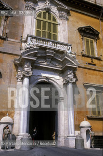 Rome, 1985. Door of the Quirinale Palace with the facade reddish in color, before the restoration in 2002 to bring it back to its original color travertine / Roma, 1985. Porta  del Palazzo del Quirinale, con la facciata di color rossiccio, prima dellintervento di restauro del 2002 per ritornare alloriginaria tinta travertino - ©Marcello Mencarini/Rosebud2