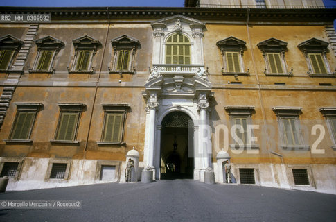 Rome, 1985. Facade of the Quirinale Palace reddish in color, before the restoration in 2002 to bring it back to its original color travertine / Roma, 1985. Facciata del Palazzo del Quirinale di color rossiccio, prima dellintervento di restauro del 2002 per ritornare alloriginaria tinta travertino - ©Marcello Mencarini/Rosebud2