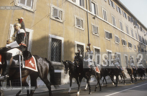 Rome, 1985. Cuirassiers on horseback in front of the Quirinale Palace, seat of the President of the Italian Republic, of which they are the honor guard / Roma, 1985. Corazzieri a cavallo davanti al palazzo del Quirinale, sede del Presidente della Repubblica italiana di cui sono la guardia donore - ©Marcello Mencarini/Rosebud2