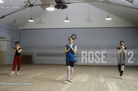Margherita Parrilla (in the middle) during a lesson at Rome Opera House Dance School / Margherita Parrilla (al centro) durante una lezione alla Scuola di danza del Tetaro dellopera di Roma - ©Marcello Mencarini/Rosebud2