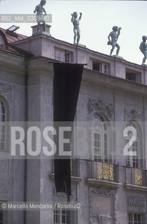Salzburg, July 1989. A black flag as a sign of mourning for the death of Herbert von Karajan on the facade of the Mozarteum / Salisburgo, lulio 1989. Una bandiera nera in segno di lutto per la morte di Herbert von Karajan sulla faccista del Mozarteum - ©Marcello Mencarini/Rosebud2