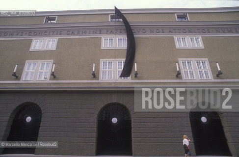 Salzburg, July 1989. A black flag as a sign of mourning for the death of Herbert von Karajan on the facade of the Grosses Festspielhaus (Large Festival Hall) / Salisburgo, lulio 1989. Una bandiera nera in segno di lutto per la morte di Herbert von Karajan sulla faccista della Grosses Festspielhaus (Grande Teatro dellOpera del Festival di Salisburgo) - ©Marcello Mencarini/Rosebud2