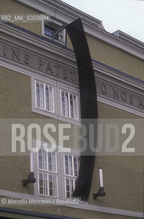Salzburg, July 1989. A black flag as a sign of mourning for the death of Herbert von Karajan on the facade of the Grosses Festspielhaus (Large Festival Hall) / Salisburgo, lulio 1989. Una bandiera nera in segno di lutto per la morte di Herbert von Karajan sulla faccista della Grosses Festspielhaus (Grande Teatro dellOpera del Festival di Salisburgo) - ©Marcello Mencarini/Rosebud2