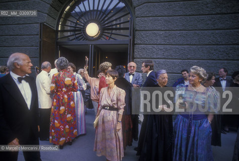 Salzburg, 1989. Audience outside the Grosses Festspielhaus (Large Festival Hall) / Salisburgo, 1989. Pubblico davanti alla Grosses Festspielhaus  (Grande Teatro dellOpera del Festival di Salisburgo) - ©Marcello Mencarini/Rosebud2