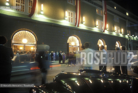 Salzburg, 1989. Facade the Grosses Festspielhaus (Large Festival Hall) by night / Salisburgo, 1989. Facciata dellla Grosses Festspielhaus (Grande Teatro dellOpera del Festival di Salisburgo) di notte - ©Marcello Mencarini/Rosebud2
