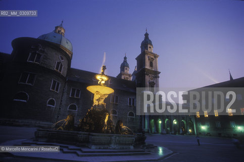 Salzburg, 1989. The Carillon Tower (Glockenspiel), the baroque fountain, and the Salzburg Cathedral (Dom) in Residenzplatz / Salisburgo, 1989. La Torre del Carillon, la fontana barocca e il duomo in Residenzplatz - ©Marcello Mencarini/Rosebud2