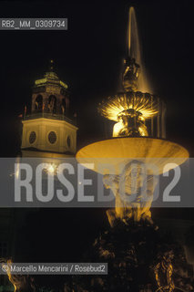 Salzburg, 1989. The Carillon Tower (Glockenspiel) and the baroque fountain in Residenzplatz / Salisburgo, 1989. La Torre del Carillon e la fontana barocca in Residenzplatz - ©Marcello Mencarini/Rosebud2