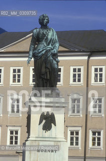 Salzburg, 1989. Mozart monument in the Mozartplatz / Salisburgo, 1989. Monumento a Mozart in Mozartplatz - ©Marcello Mencarini/Rosebud2
