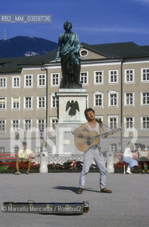 Salzburg, 1989. Mozart monument in the Mozartplatz / Salisburgo, 1989. Monumento a Mozart in Mozartplatz - ©Marcello Mencarini/Rosebud2