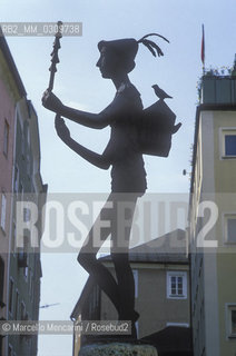 Salzburg, 1989. The Papageno statue in Papagenoplatz / Salisburgo, 1989. la statua di papageno in Papagenoplatz - ©Marcello Mencarini/Rosebud2