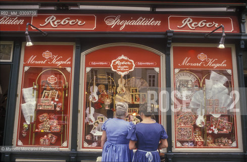 Salzburg, 1989. Mozartkugeln (Mozart Chocolate Balls) shop / Salisburgo, 1989. Negozio di  Mozartkugeln (i cioccolatini detti palle di Mozart) - ©Marcello Mencarini/Rosebud2