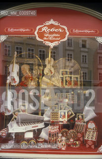 Salzburg, 1989. Mozartkugeln (Mozart Chocolate Balls) shop / Salisburgo, 1989. Negozio di  Mozartkugeln (i cioccolatini detti palle di Mozart) - ©Marcello Mencarini/Rosebud2