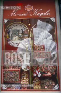 Salzburg, 1989. Mozartkugeln (Mozart Chocolate Balls) shop / Salisburgo, 1989. Negozio di  Mozartkugeln (i cioccolatini detti palle di Mozart) - ©Marcello Mencarini/Rosebud2