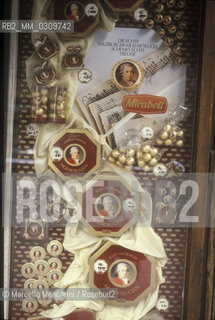Salzburg, 1989. Mozartkugeln (Mozart Chocolate Balls) shop / Salisburgo, 1989. Negozio di  Mozartkugeln (i cioccolatini detti palle di Mozart) - ©Marcello Mencarini/Rosebud2