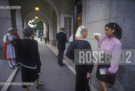 Salzburg, 1989. People outside the Mozarteum Music Academy / Salisburgo, 1989. Pubblico allesterno della scuola musicale del Mozarteum - ©Marcello Mencarini/Rosebud2