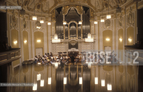 Salzburg, 1989. Mozarteum Great Hall (Grosser Saal) / Salisburgo, 1989. Sala grande del Mozarteum (Grosser Saal)) - ©Marcello Mencarini/Rosebud2