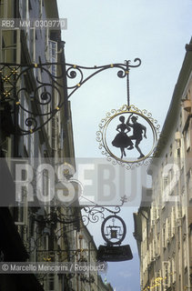 Salzburg, 1989. Shop sign in Getreidegasse (Grain Lane) / Salisburgo, 1989. Insegna di un negozio in Getreidegasse - ©Marcello Mencarini/Rosebud2