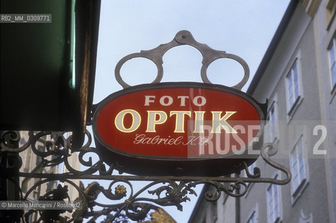 Salzburg, 1989. Shop sign in Getreidegasse (Grain Lane) / Salisburgo, 1989. Insegna di un negozio in Getreidegasse - ©Marcello Mencarini/Rosebud2