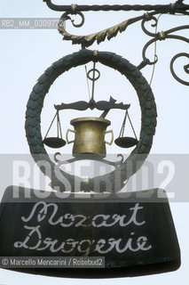 Salzburg, 1989. Shop sign in Getreidegasse (Grain Lane) / Salisburgo, 1989. Insegna di un negozio in Getreidegasse - ©Marcello Mencarini/Rosebud2