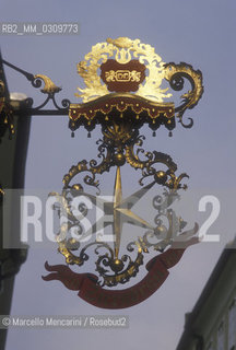 Salzburg, 1989. Shop sign in Getreidegasse (Grain Lane) / Salisburgo, 1989. Insegna di un negozio in Getreidegasse - ©Marcello Mencarini/Rosebud2