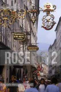 Salzburg, 1989. Shop sign in Getreidegasse (Grain Lane) / Salisburgo, 1989. Insegna di un negozio in Getreidegasse - ©Marcello Mencarini/Rosebud2