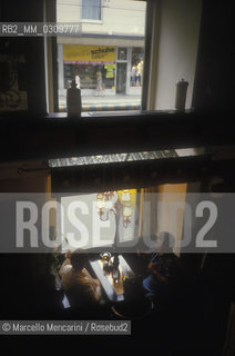Salzburg, 1989. A coffee shop / Salisburgo, 1989. Un caffè - ©Marcello Mencarini/Rosebud2