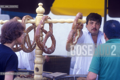 Salzburg, 1989. Pretzel vendor / Salisburgo, 1989. Venditore di Pretzel - ©Marcello Mencarini/Rosebud2