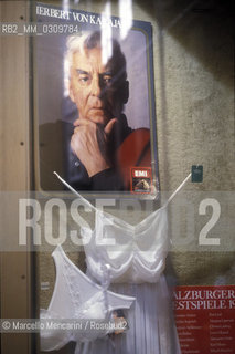 Salzburg, 1989. A Herbert von Karajan record n the window of a store / Salisburgo, 1989. Disco del direttore dorchestra Herbert von Karajan nella vetrina di un negozio  - ©Marcello Mencarini/Rosebud2