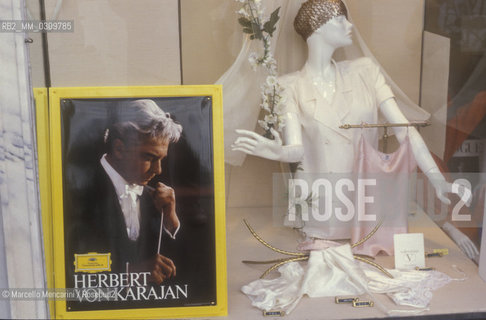 Salzburg, 1989. A Herbert von Karajan record n the window of a store / Salisburgo, 1989. Disco del direttore dorchestra Herbert von Karajan nella vetrina di un negozio  - ©Marcello Mencarini/Rosebud2