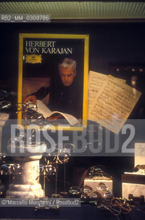 Salzburg, 1989. A Herbert von Karajan record n the window of a store / Salisburgo, 1989. Disco del direttore dorchestra Herbert von Karajan nella vetrina di un negozio  - ©Marcello Mencarini/Rosebud2