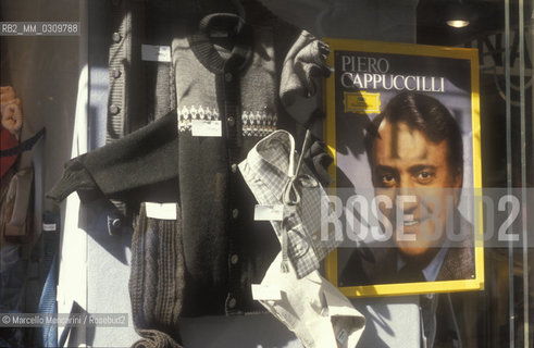 Salzburg, 1989. Classical music records in a shop window / Salisburgo, 1989. Dischi di musica classica nella vetrina di un negozio - ©Marcello Mencarini/Rosebud2