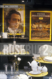 Salzburg, 1989. Classical music records in a shop window / Salisburgo, 1989. Dischi di musica classica nella vetrina di un negozio - ©Marcello Mencarini/Rosebud2